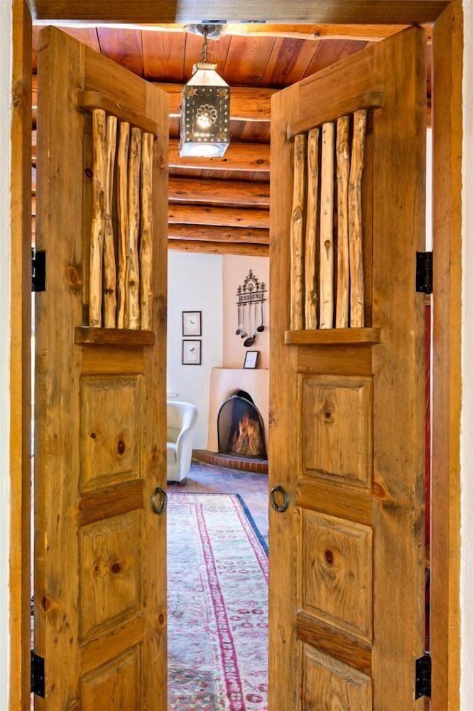 Hummingbird Spectacular Views Stunning East Side Home Walk to Canyon Rd — 4-Star Luxury Hotel in Santa Fe, United States