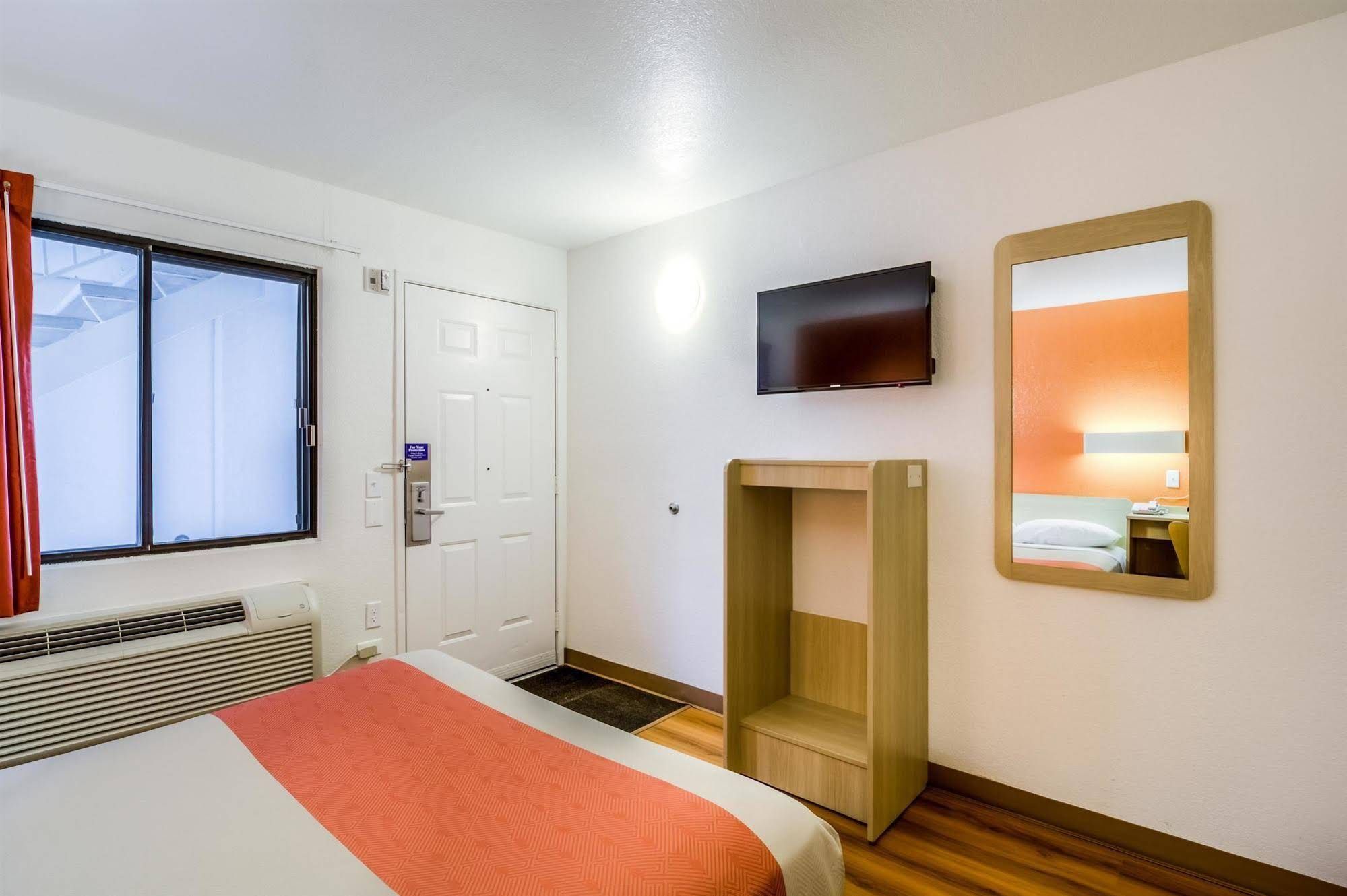 Motel 6 Chicago Elk Grove - photo 22
