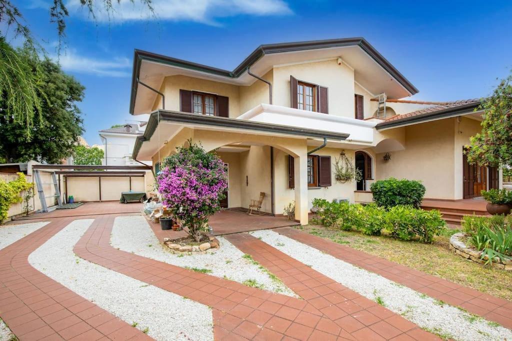 Golden Luxe Grand Villa with Exlusive Garden — 4-Star Luxury Hotel in Camaiore, Italy