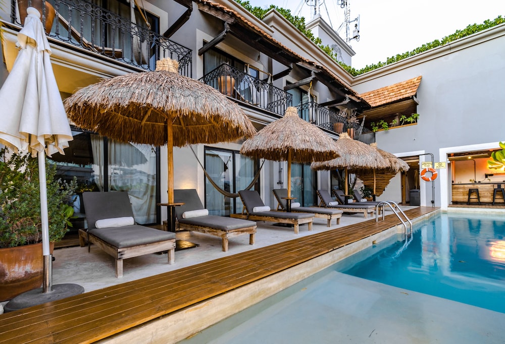 Poolside bar