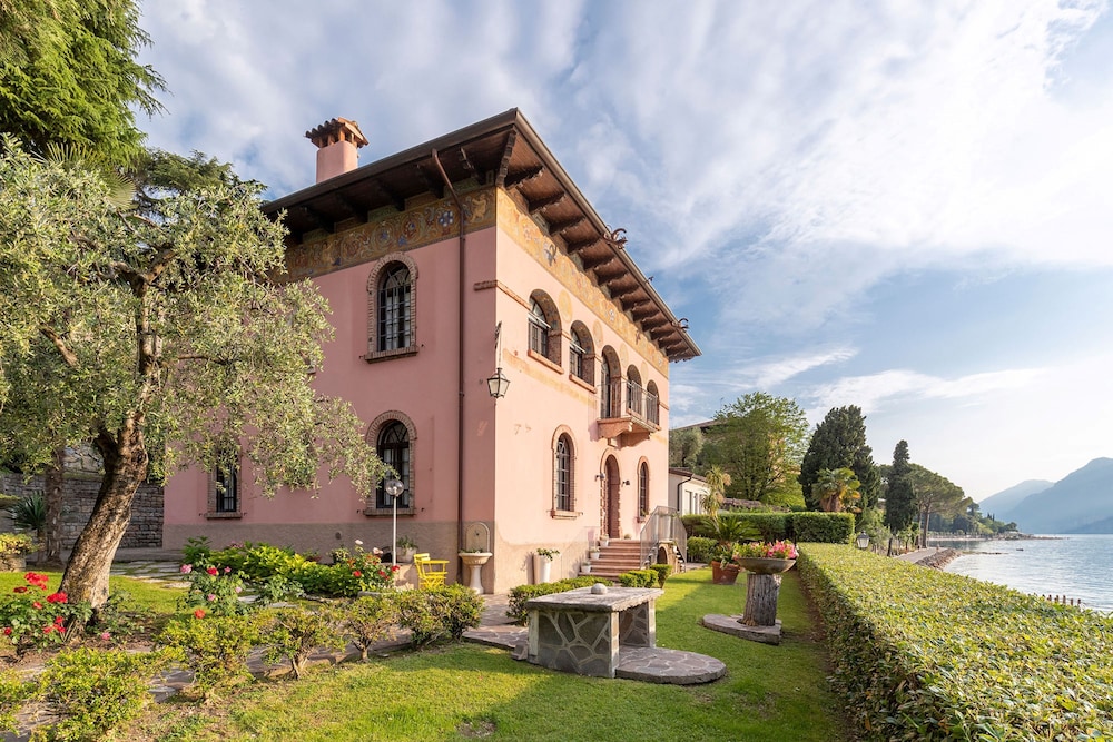 Villa Schlosser Lake Front & Private Pool — 4-Star Luxury Hotel in Malcesine, Italy