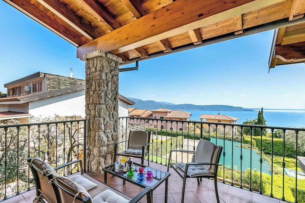 Julia's House With Lakeview and shared pool — 4-Star Luxury Hotel in Toscolano Maderno, Italy
