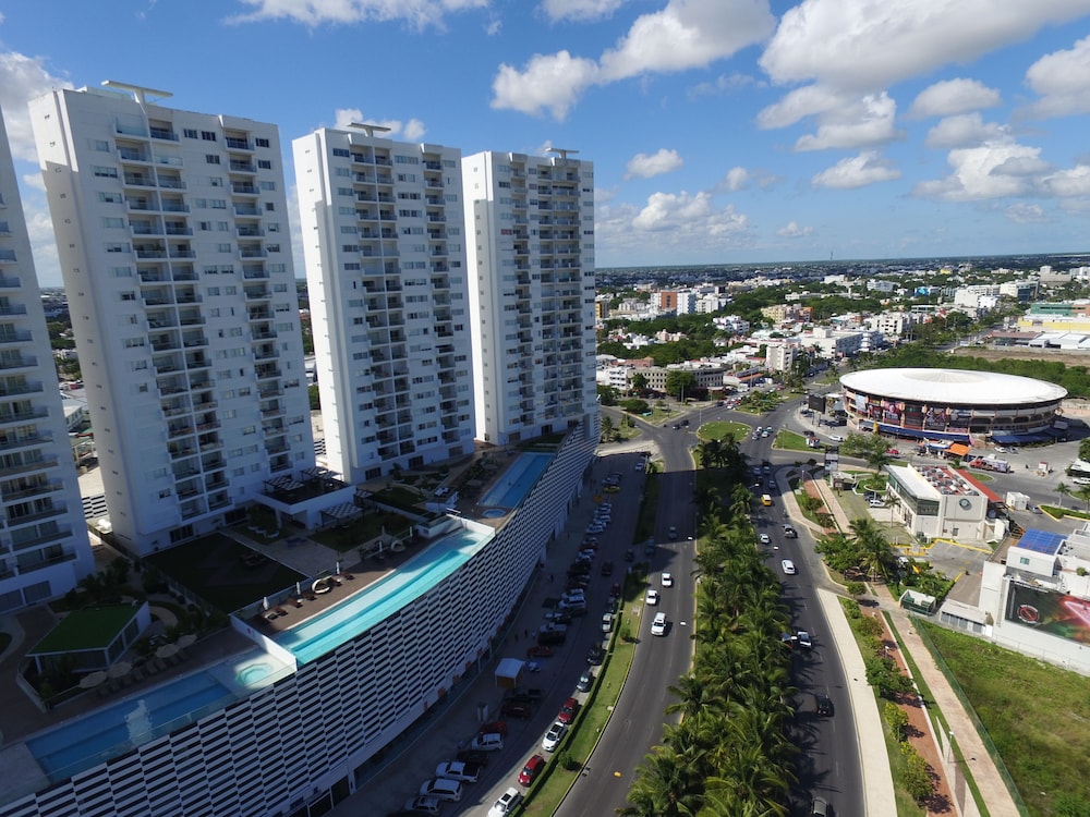 Suites Malecon Cancun — 4-Star Luxury Hotel in Cancun, Mexico