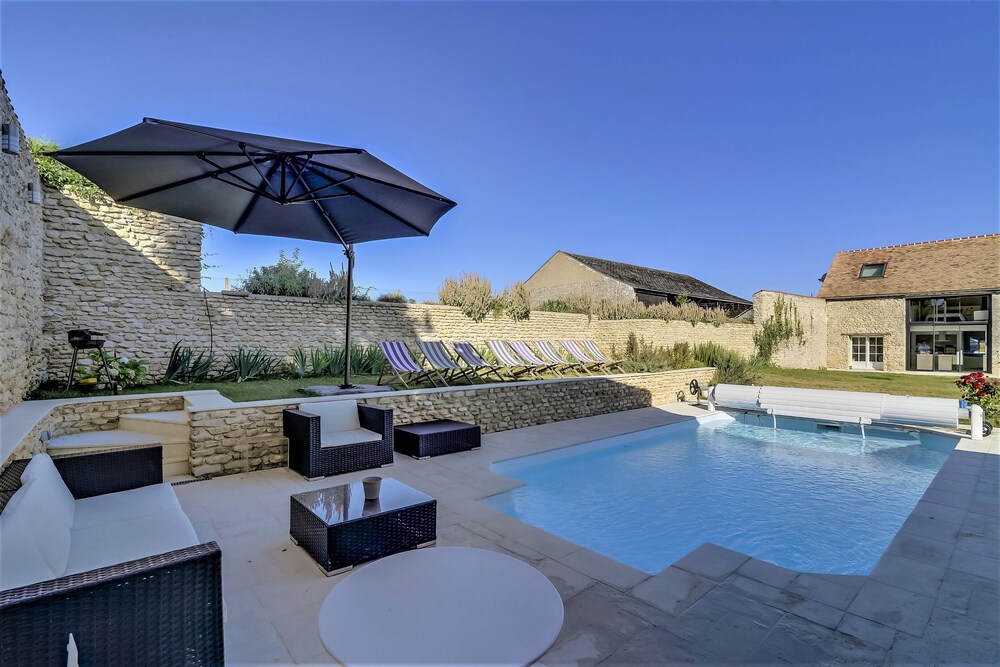 Élégante Villa avec Piscine Privée à Amponville — 4-Star Luxury Hotel in La Chapelle-La-Reine, France