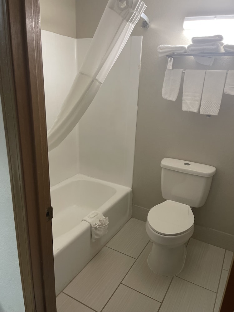 Royal Inn & Suites - photo 15