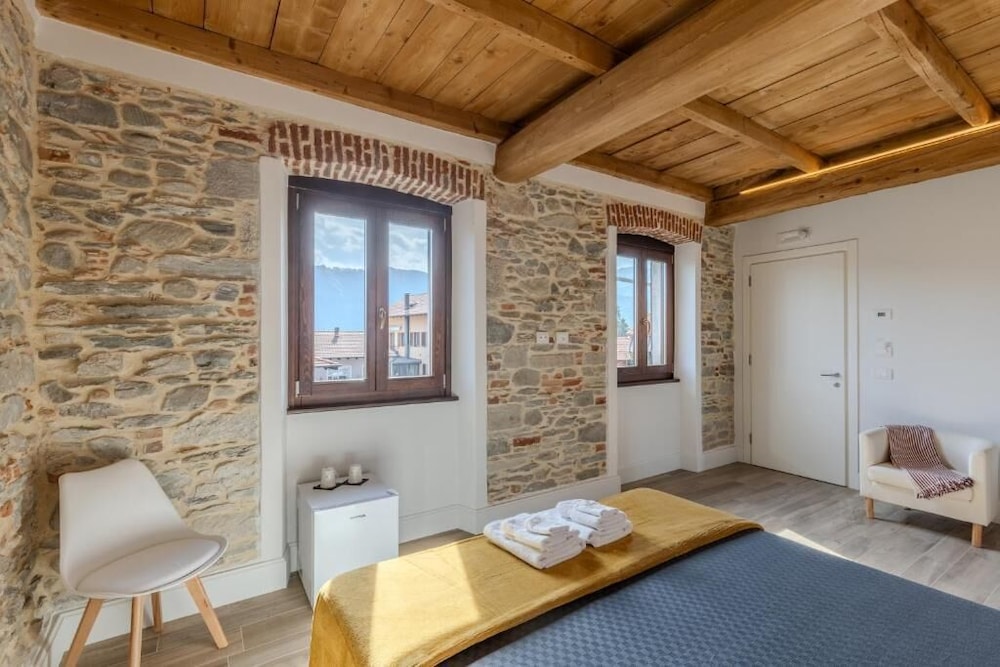 Casa Tabarini — 4-Star Luxury Hotel in Pettenasco, Italy