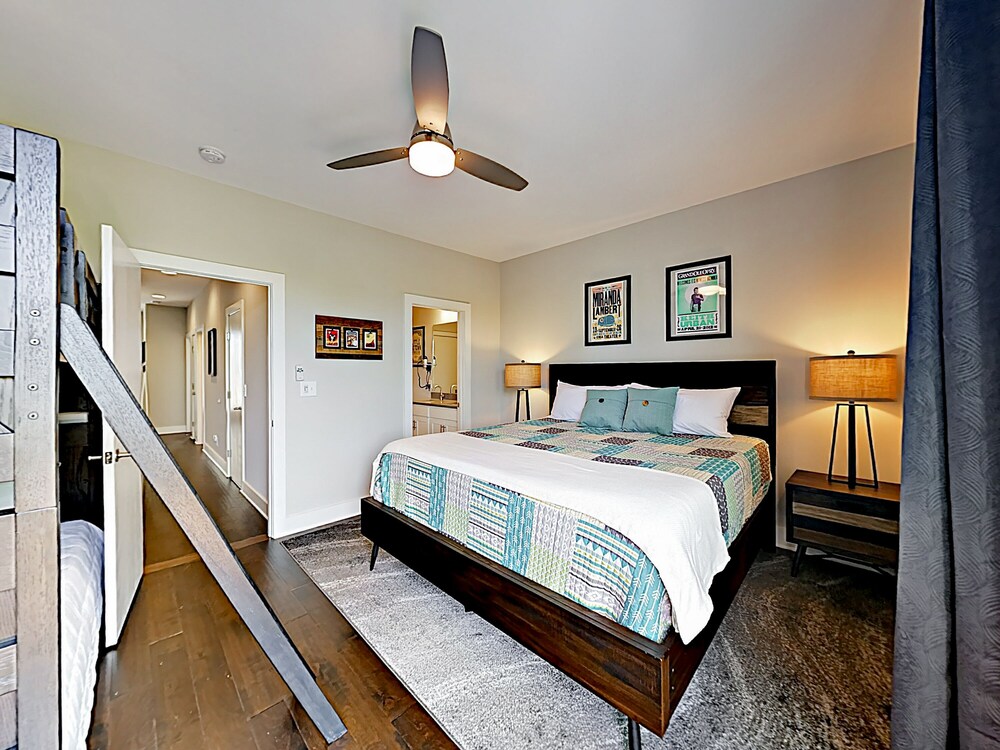 Visually Stunning 2BR 1.5BA Near Downtown Balcony w City View Nashville - photo 2