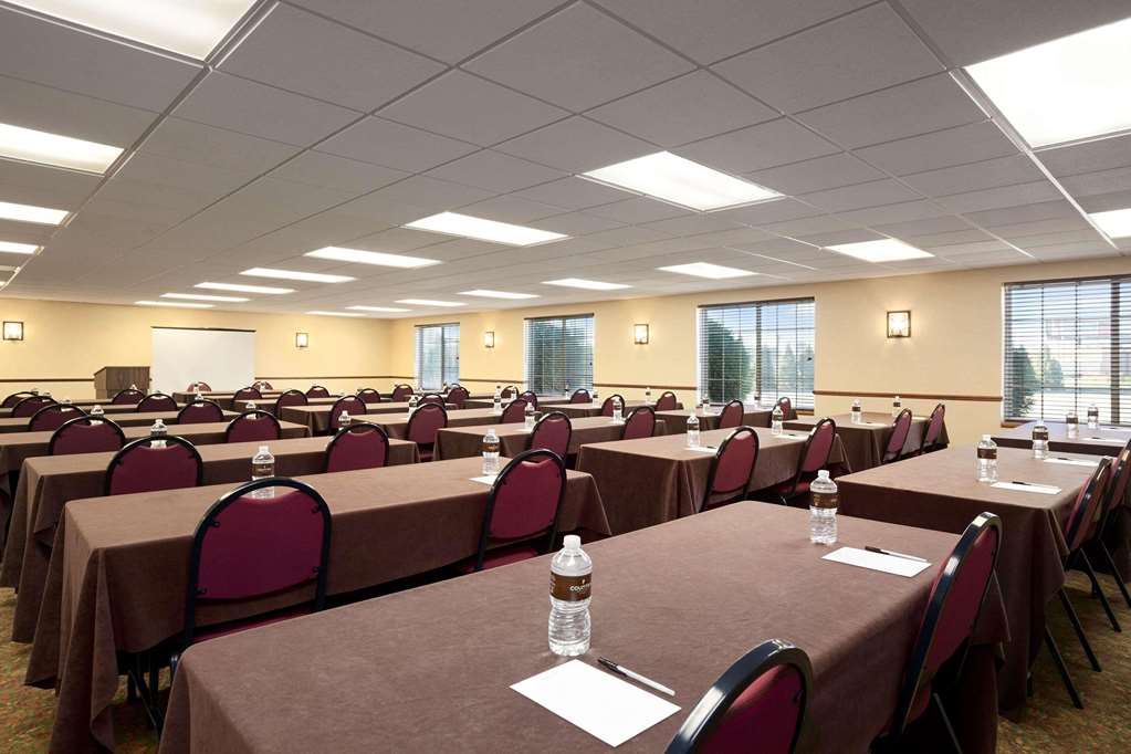 Country Inn & Suites by Radisson Bismarck Waterpark - photo 12