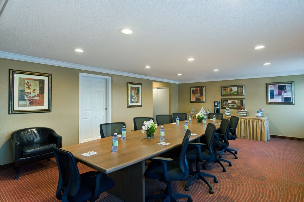 Oxnard Inn Lancaster - photo 49