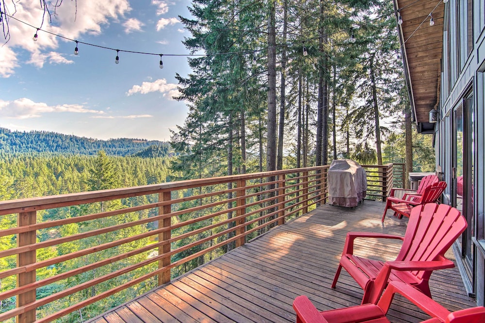 Alpine Retreat with Hot Tub And Mountain Views in Cle Elum, United States