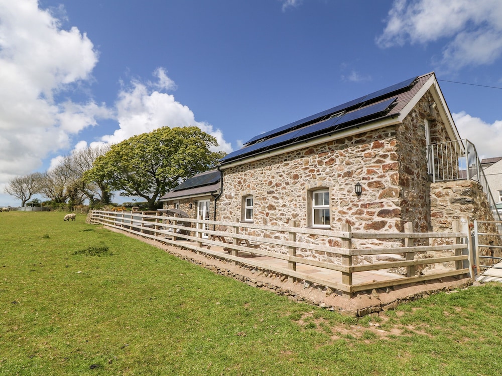 Beudy Tyddyn - carbon neutral hotel in Llanerchymedd