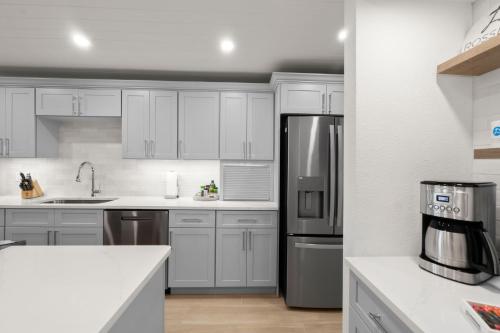 HA508 Top floor 11 condo with beautiful ocean views — Edgewater — photo 4