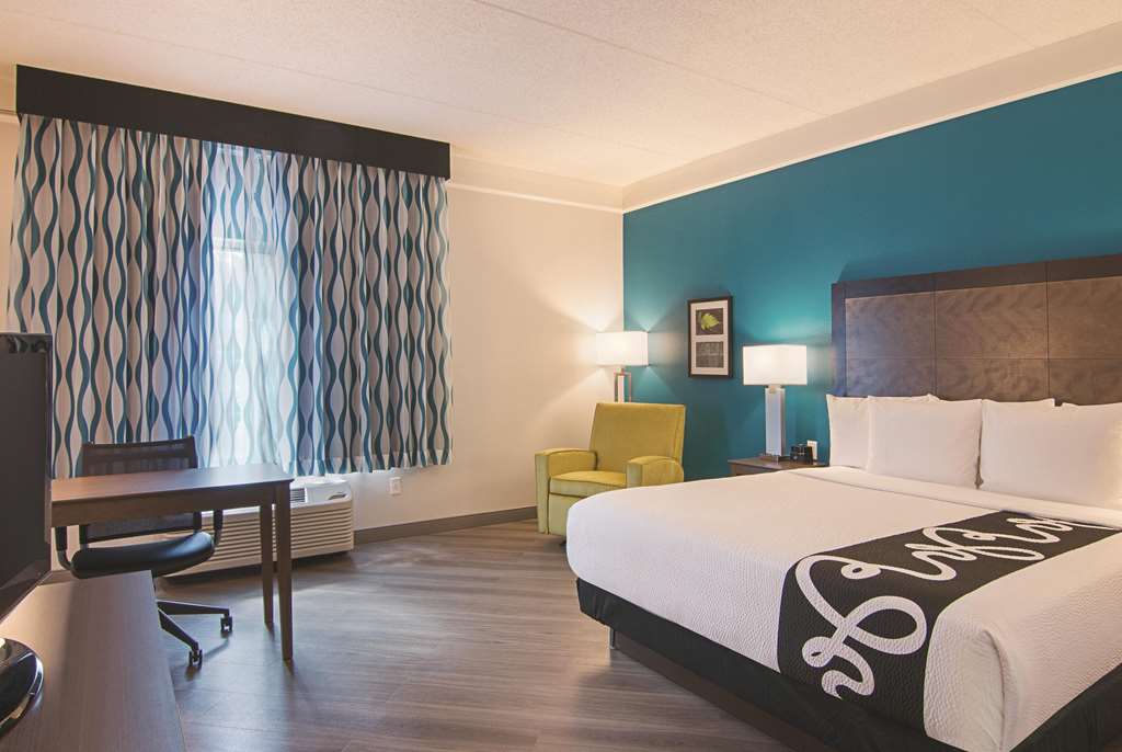La Quinta Inn & Suites by Wyndham Orlando UCF - photo 24