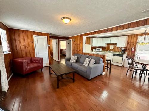 Cottage 1 Lees Ford Marina — 4-Star Luxury Hotel in Ridgetop, United States