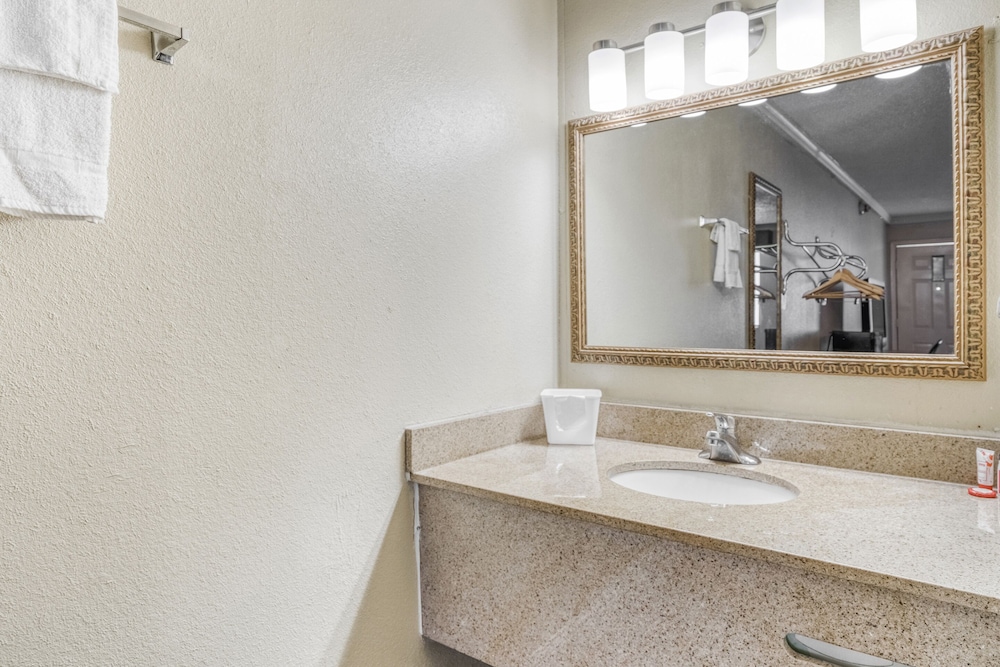 OYO Hotel Pineville LA Hwy 165 - photo 25
