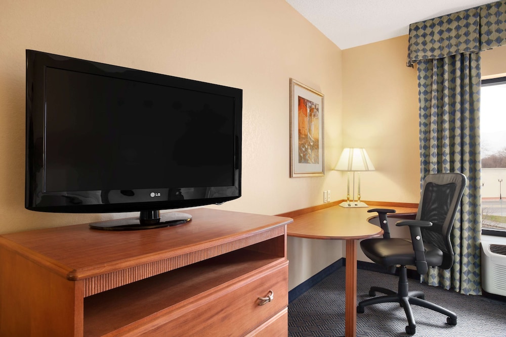 Hampton Inn Geneva - photo 13