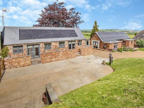 The Old Stables 2 Uk46683 — 5-Star Luxury Hotel in Shipton Under Wychwood, United Kingdom