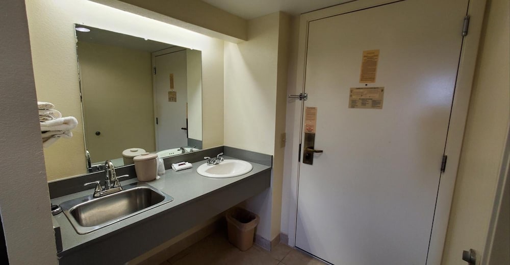 Plano Inn & Suites - photo 26