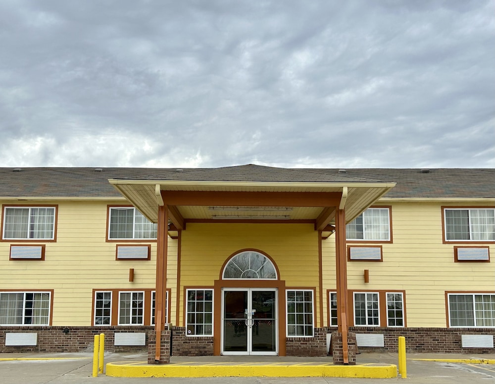 Super 8 by Wyndham Platte City Kansas City Area Airport - photo 2