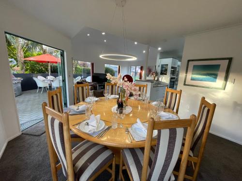 Luxury Home Next to Ocean and Walkway — 4-Star Luxury Hotel in New Plymouth, New Zealand