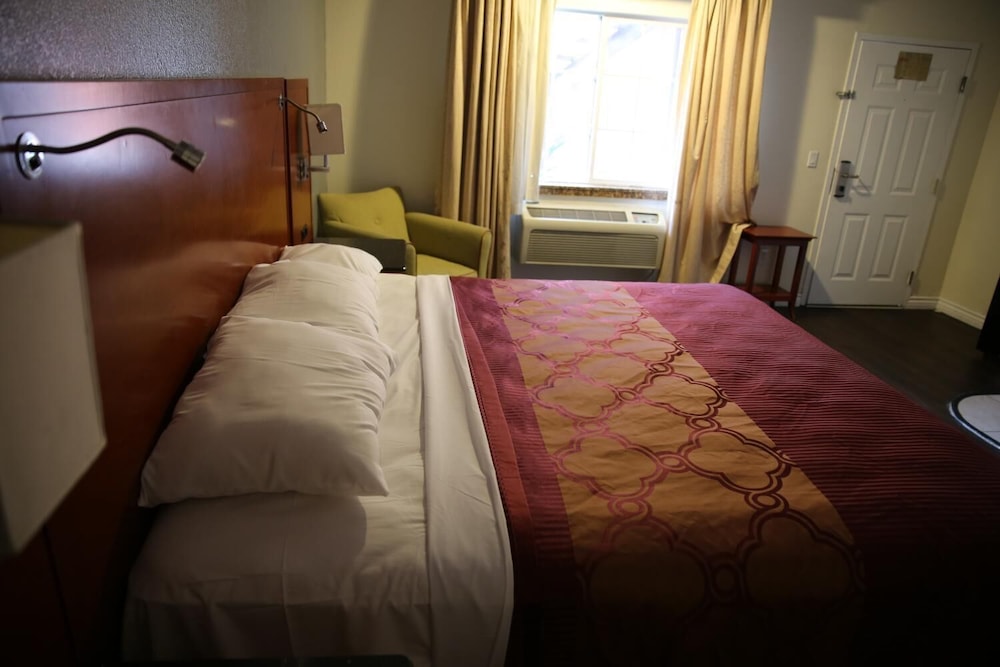 Chateau Inn and Suites - photo 12