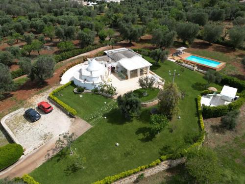 Trullo dei Sogni con Piscina e Jacuzzi — 4-Star Luxury Hotel in San Michele Salentino, Italy