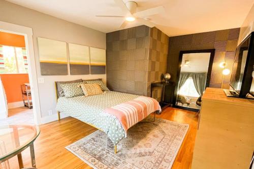 Peaceful 1BR Suite Yurt and Barn in Cypress Park — 4-Star Luxury Hotel in Glendale, United States