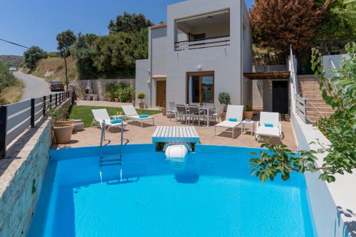 Linari Villa a peaceful & cozy 2bdr villa with private pool — 4-Star Luxury Hotel in Agia Triada, Greece