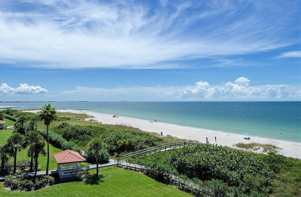 Land's End 1 203 Pool View — 4-Star Luxury Hotel in Saint Pete Beach, United States