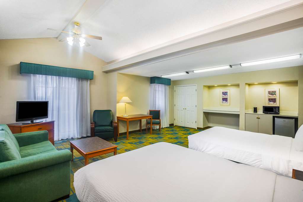 Super 8 by Wyndham Eagle Pass - photo 23
