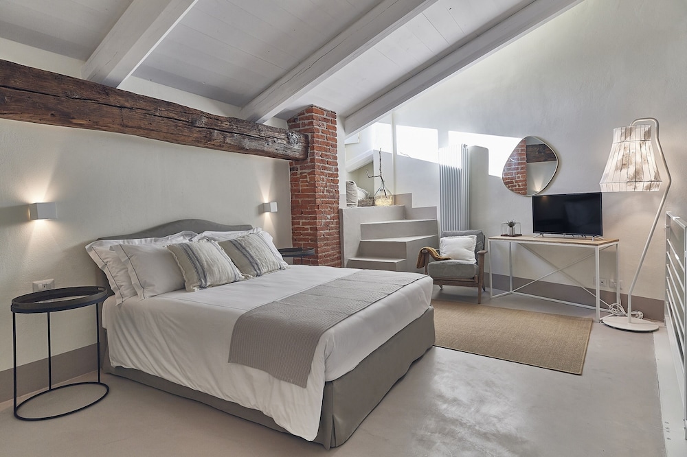 Dora maison de charme — 4-Star Luxury Hotel in Ivrea, Italy