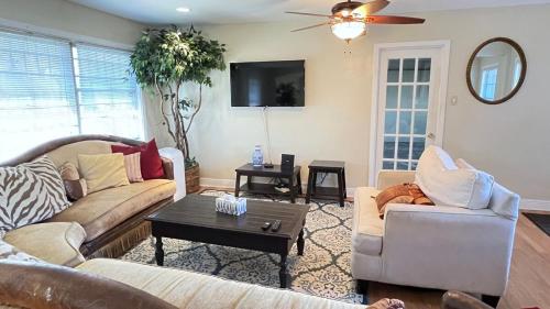 Quiet Spacious Historical District Home Near HOU Hobby Airport — 4-Star Luxury Hotel in Houston, United States