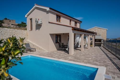 Villa Kamia with private heated pool and electric vehicle adapter — 4-Star Luxury Hotel in Novalja, Croatia