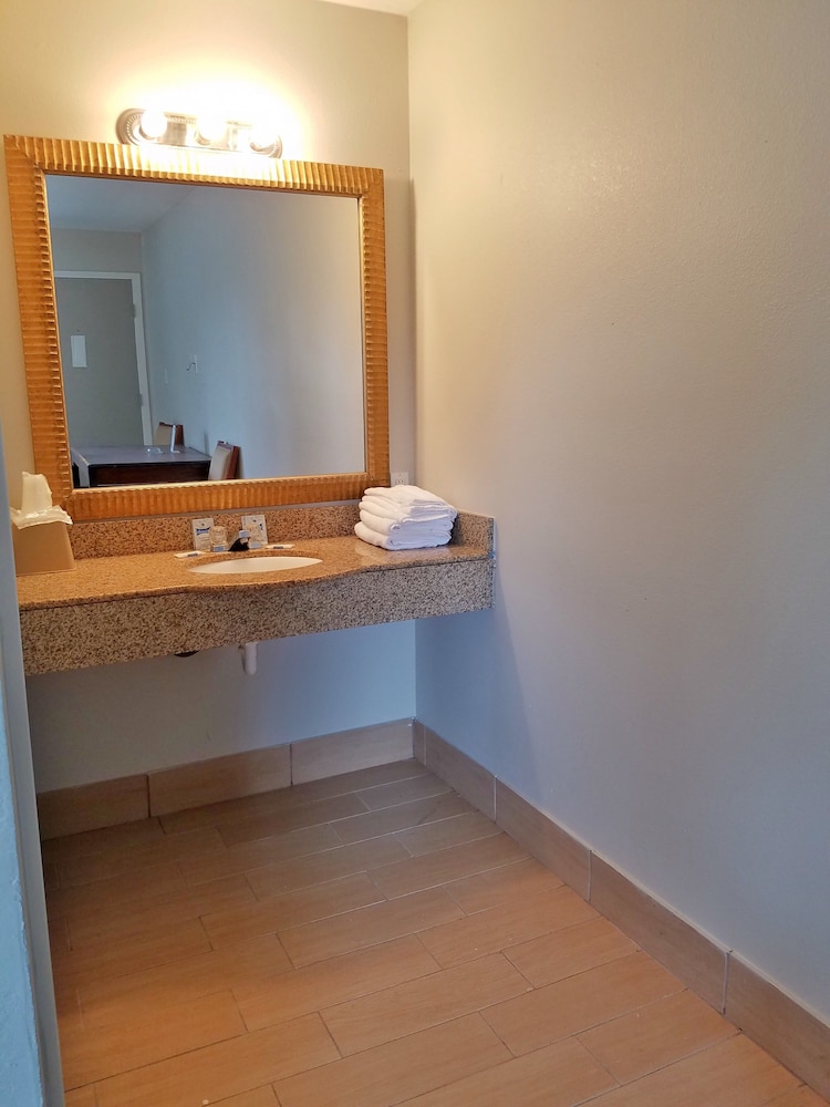 Harmony Inn and Suites - photo 21