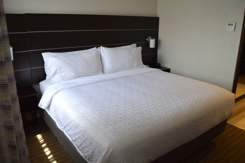 Holiday Inn Express & Suites Miami Hialeah by IHG - photo 18