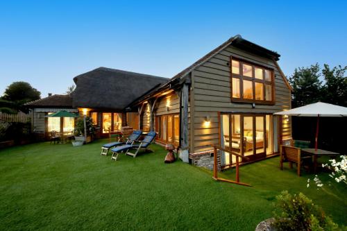 A Barn at South Downs Stay — 4-Star Luxury Hotel in Houghton, United Kingdom