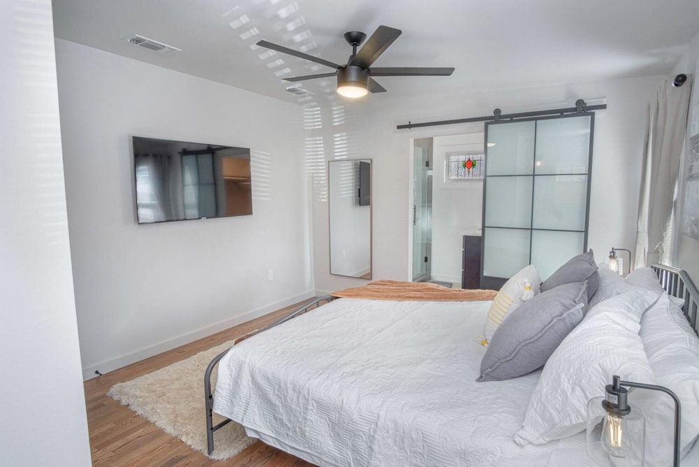 Dazzling 3 BR2 BA Home Near Downtown Tower Americas - photo 10