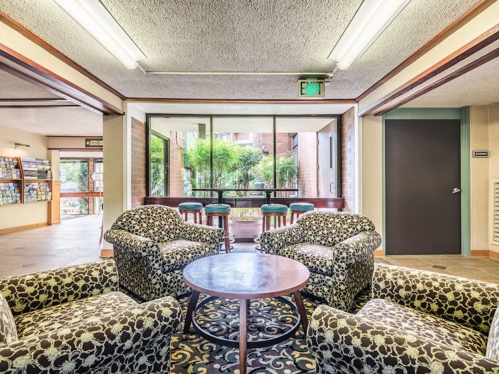 University Place Hotel & Conference Center - photo 4