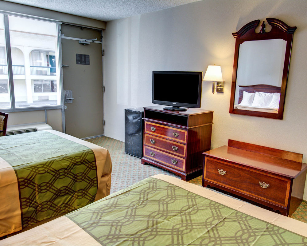 Econo Lodge Takoma Park - photo 17