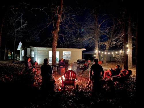 Owl Hoot Lake Retreat Dock beach & wooded haven pet-friendly hotel Texanna