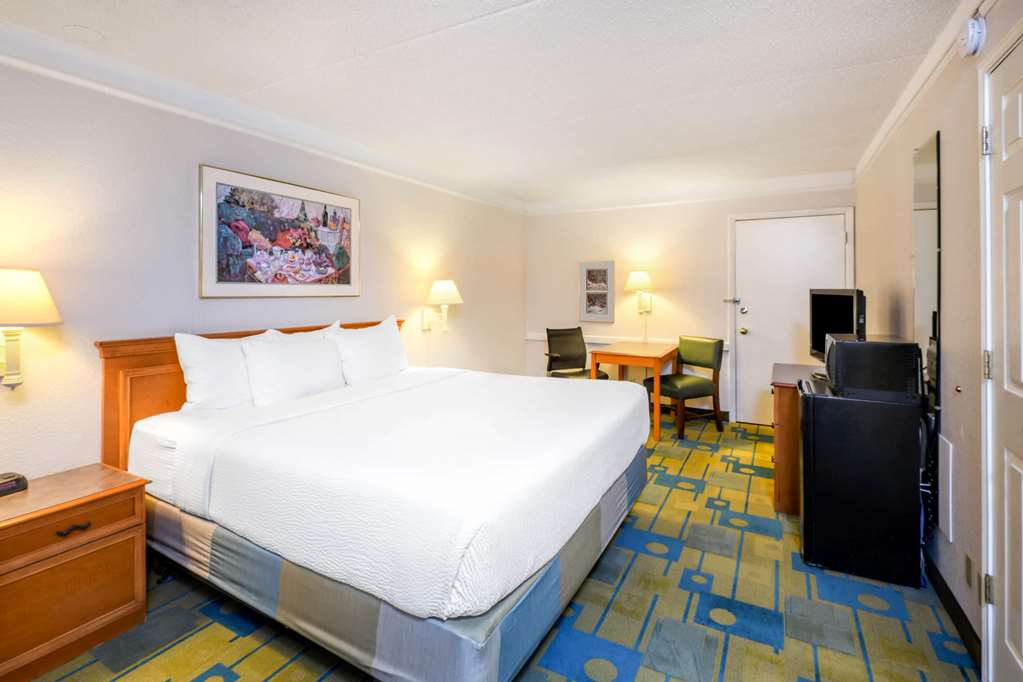 La Quinta Inn by Wyndham Farmington - photo 13