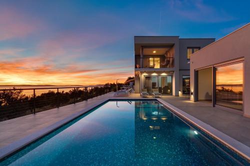 Seaview Villa Big Blue with 32sqm heated pool 4 bedrooms and 3 bathrooms — 4-Star Luxury Hotel in Podstrana, Croatia