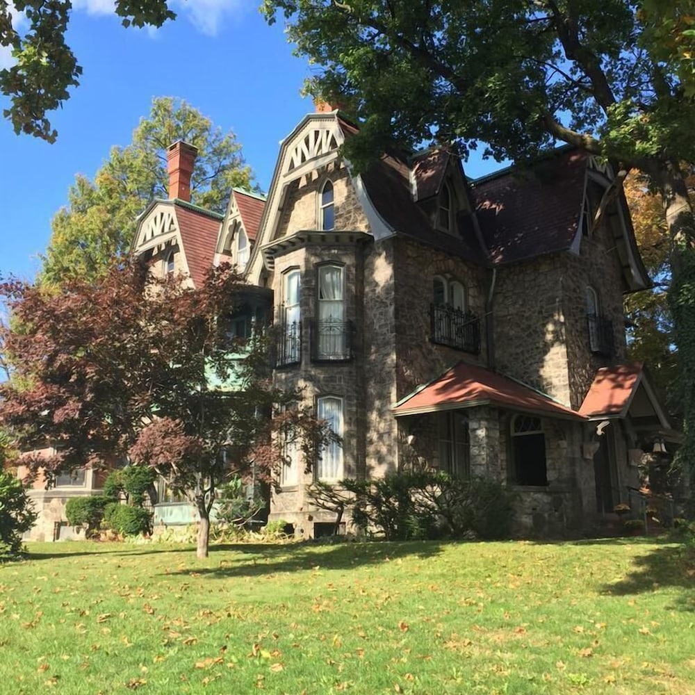 The Inn At Centre Park 8180016 — Reading