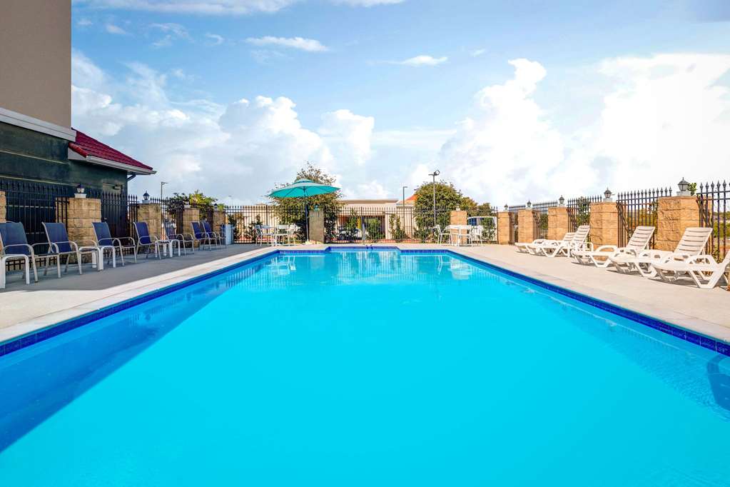 La Quinta Inn & Suites by Wyndham Alvarado - photo 15