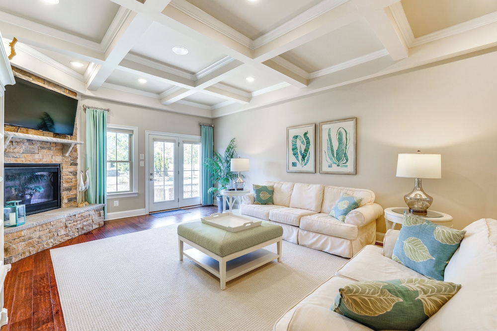 Swim Hike & Chill: Spacious Ocean View Townhome — 4-Star Luxury Hotel in Ocean View, United States