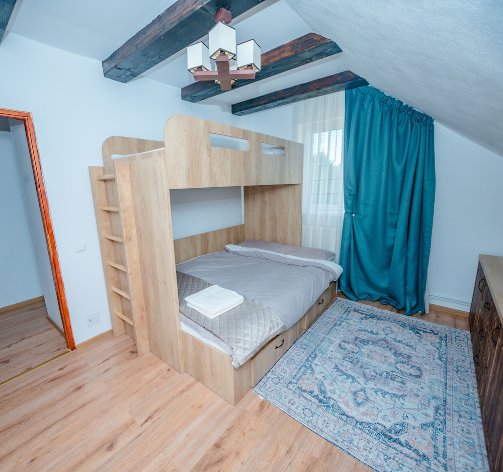 House Sleeps up to 11 hot tub & free parking — 4-Star Luxury Hotel in Avrig, Romania