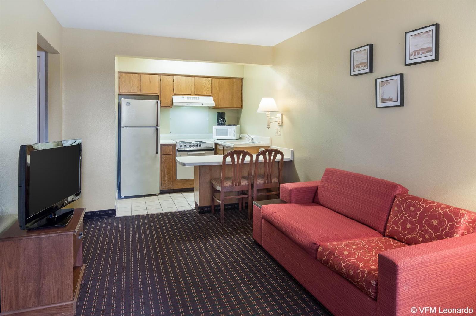 Econo Lodge Inn And Suites Arlington - photo 11
