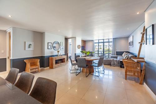 Stylishly Decorated Beachfront apartment w Inverter 202 Eden