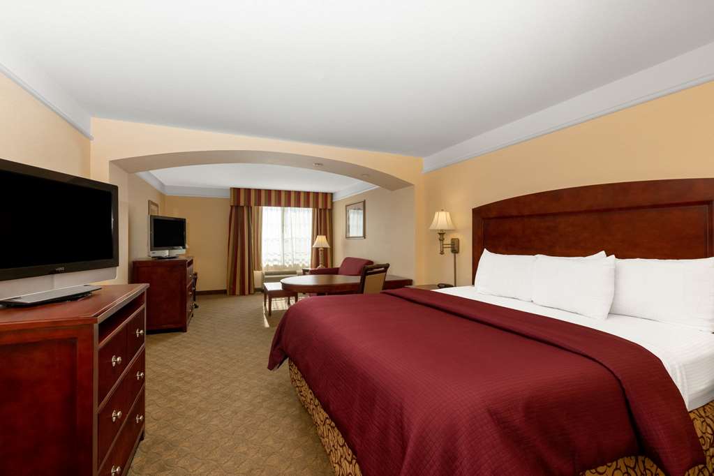 La Quinta Inn & Suites by Wyndham Dodge City - photo 16