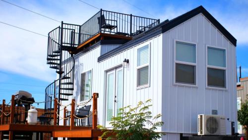 NEW Nook Tiny Home with Deck Firepit Skylights — 4-Star Luxury Hotel in Apple Valley, United States